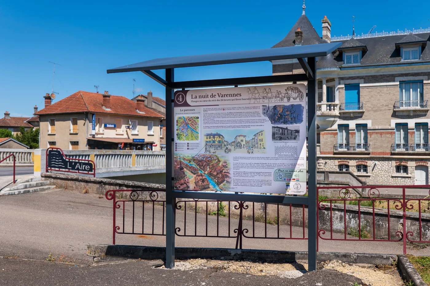 Panneau ExploGuide « La nuit de Varennes » installé près du pont sur l'Aire